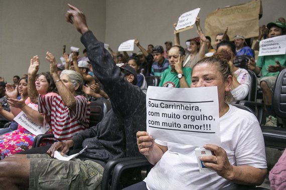 07/08/2017 - PORTO ALEGRE, RS - Câmara de Vereadores derruba veto do prefeito Marchezan contra carrinhos, carrinheiros e catadores. Foto: Guilherme Santos/Sul21