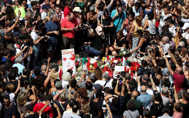 Homenagem a vítimas em Las Ramblas, um dia após ataque em Barcelona 18/8/2017 REUTERS/Sergio Perez