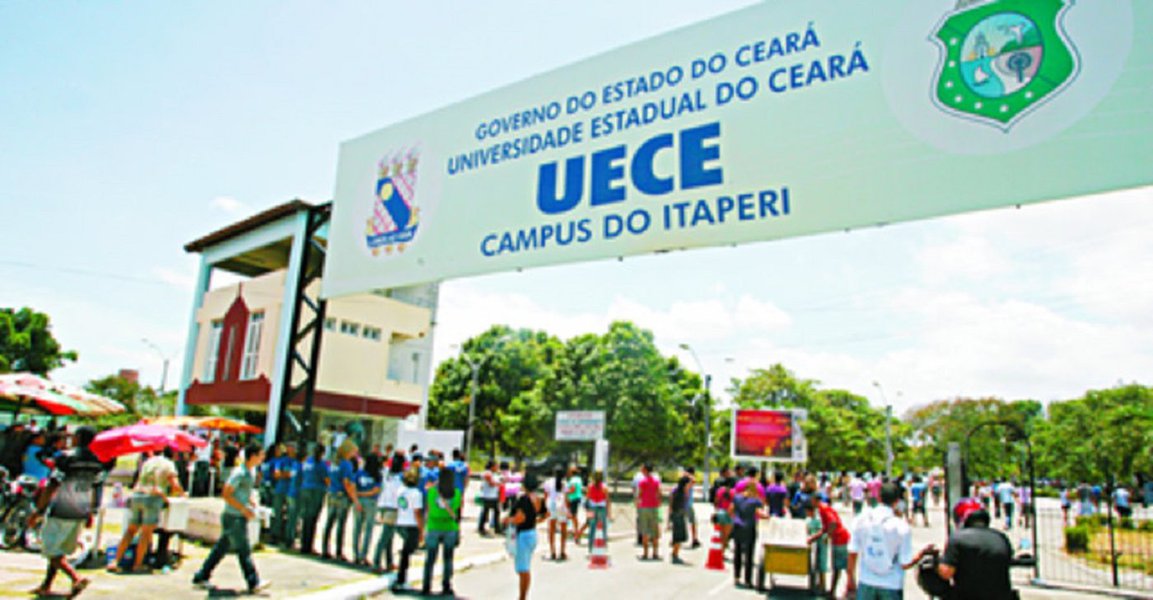 FORTALEZA, CE, BRASIL-23102011-CIDADE: SEGUNDO DIA DO ENEM 2011. NO DETALHE:ALUNOS NA ENTRADA DA UECE..FOTO: ALEX COSTA/AG†NCIADIARIO..LOCAL: FORTALEZA, CE, BRASIL., 14CI0801, 14/01/2014, CIDADE, ALEX COSTA, - cidade - 15ci0901 - NLVL