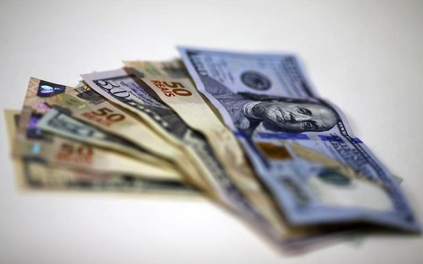 Notas de reais e dólares em uma casa de câmbio no Rio de Janeiro 10/09/2015 REUTERS/Ricardo Moraes