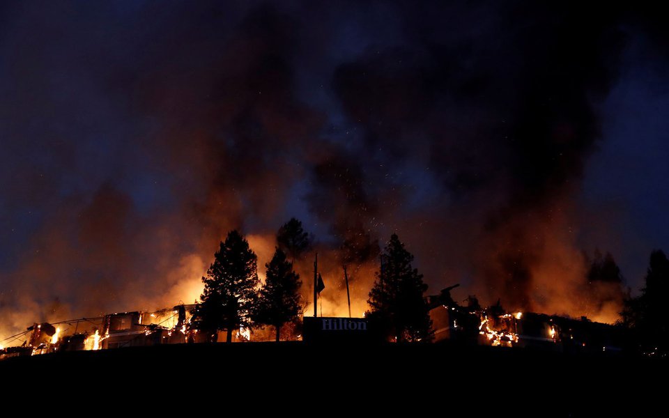 Incêndio florestal na vinícola Hilton Sonoma em Santa Rosa, na Califórnia 09/10/2017 REUTERS/Stephen Lam