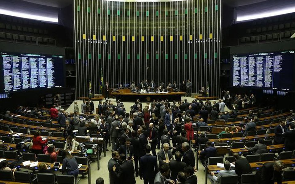 Câmara fecha acordo para votar distritão misto e fundo de financiamento de campanhas 02/08/2017 REUTERS/Adriano Machado