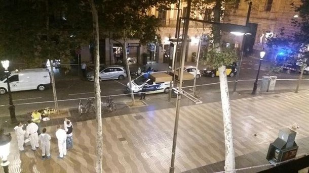 Funcionários forenses trabalham em local de ataque com van em Barcelona 17/8/2017 REUTERS/Giselle Loots