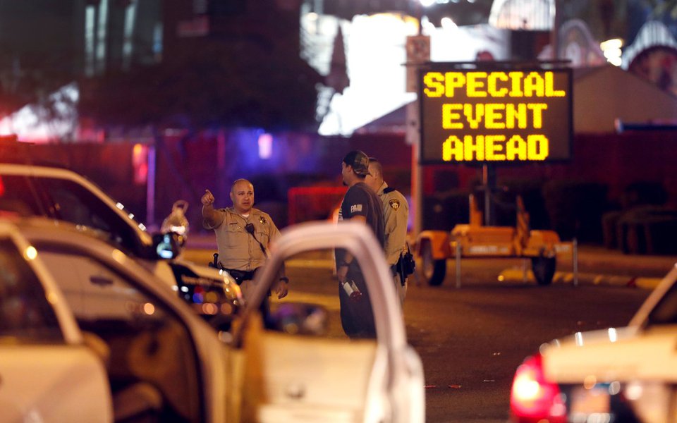 Policiais conversam com homem perto de local onde agressor atirou contra público de festival de música, em Las Vegas, Estados Unidos 02/10/2017 REUTERS/Las Vegas Sun/Steve Marcus