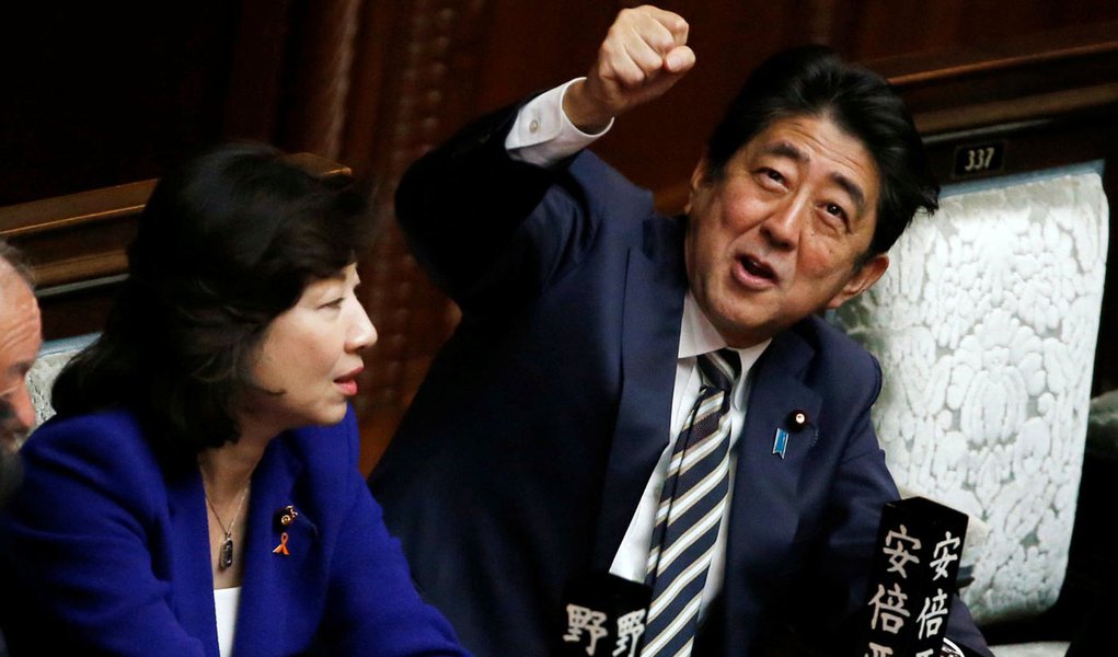 Primeiro-ministro do Japão, Shinzo Abe, na câmara baixa do Parlamento, em Tóquio 01/11/2017 REUTERS/Toru Hanai