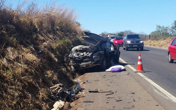 Grave acidente na BR-364, no último sábado, deixou mortos um idoso de 73 anos e a neta dele, de dez (Foto: PRF)