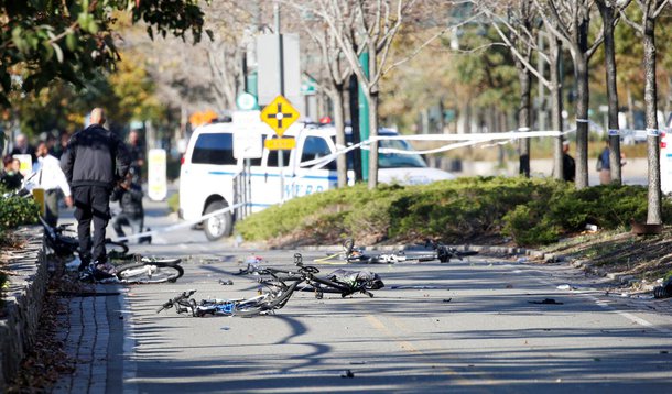 Bicicletas destruídas no chão em ciclovia de Manhattan 31/10/2017 REUTERS/Brendan McDermid