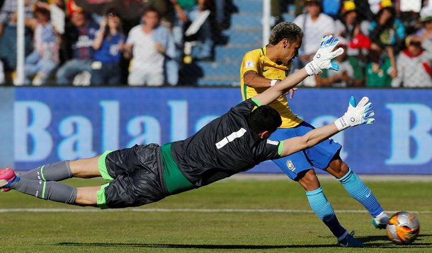 Goleiro boliviano Carlos Lampe e Neymar durante partida entre Brasil e Bolívia em La Paz 05/10/2017 REUTERS/David Mercado