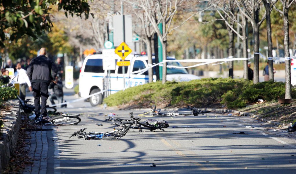 Bicicletas destruídas no chão em ciclovia de Manhattan 31/10/2017 REUTERS/Brendan McDermid