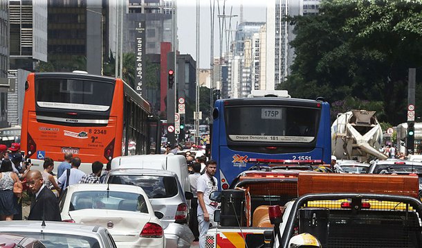 São Paulo- SP- Brasil- Um acidente envolvendo 13 veículos, interditou a avenida Paulista no início da tarde desta terça-feira (24/02). Foto: Paulo Pinto/ Fotos Públicas