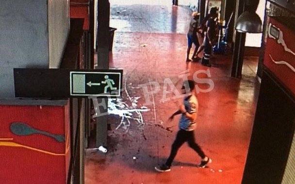 Imagem do suspeito de atropelar pedestres com uma van andando no mercado La Boqueria, em Barcelona 17/08/2017 Cortesia do jornal El País via REUTERS