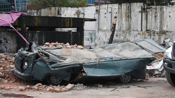 View of a street at the eastern area of Mexico City after a 8,2 earthquake on September 8, 2017. / AFP PHOTO / ALFREDO ESTRELLA