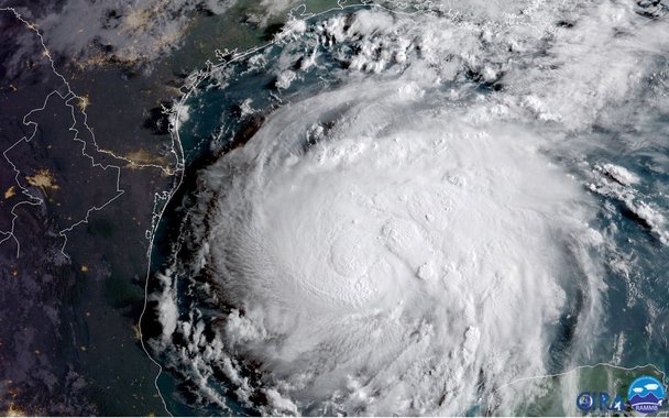 Furacão Harvey é visto na costa do Golfo do Texas, em imagem de satélite 24/08/2017 NOAA/Handout via Reuters