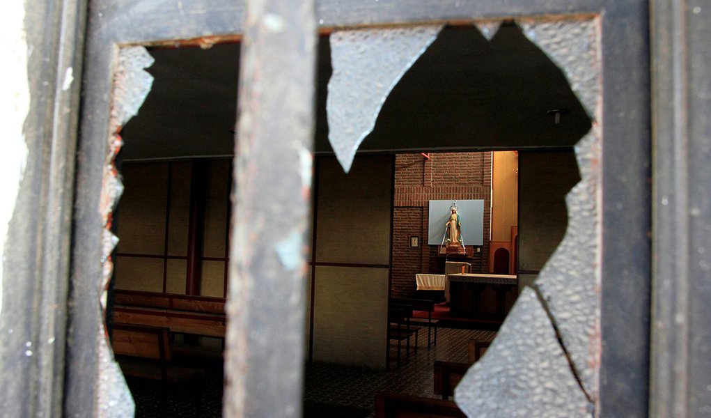 Janela quebrada é vista em igreja atacada antes de visita do papa Francisco em Santiago, no Chile 12/01/2018. REUTERS/Christian Iglesias