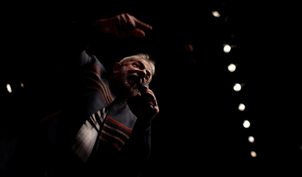 Ex-presidente Luiz Inácio Lula da Silva discursa no Rio de Janeiro 16/01/2018 REUTERS/Ricardo Moraes