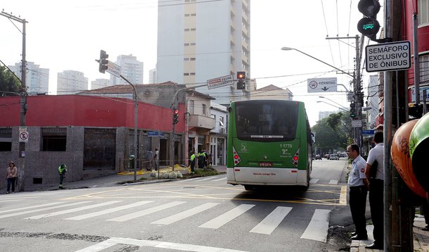 SAO PAULO, 01 DE ABRIL DE 2014. Visita a implantacao do Sistema Queue Jump Local: Esquina da rua Clelia com a rua Tiberio – Lapa FOTO: FABIO ARANTES/SECOM