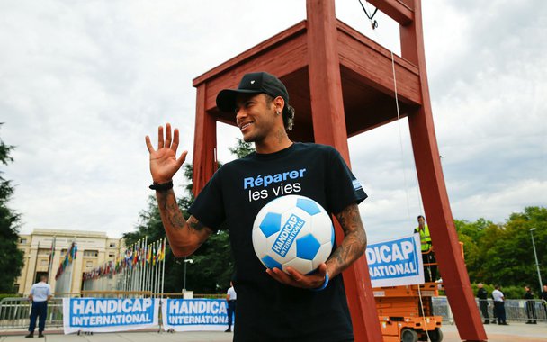 Neymar é apresentado como novo embaixador da boa vontade para pessoas com deficiência da organização Handicap International 15/08/2017 REUTERS/Denis Balibouse