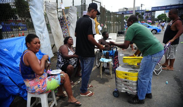 Vendedores ambulantes acampam proxímo ao Sambódromo para os desfiles das escolas de samba na Marquês de Sapucaí (Fernando Frazão/Agência Brasil)