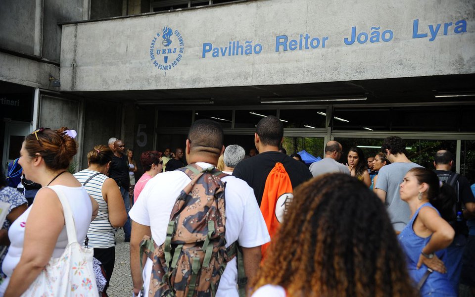 Rio de Janeiro- RJ- Brasil- Estudantes chegam à UERJ para realização do primeiro dia de provas do Enem 2014 (Tomaz Silva/Agência Brasil)