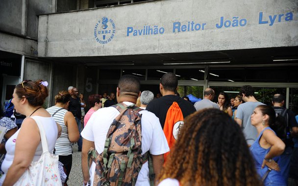 Rio de Janeiro- RJ- Brasil- Estudantes chegam à UERJ para realização do primeiro dia de provas do Enem 2014 (Tomaz Silva/Agência Brasil)