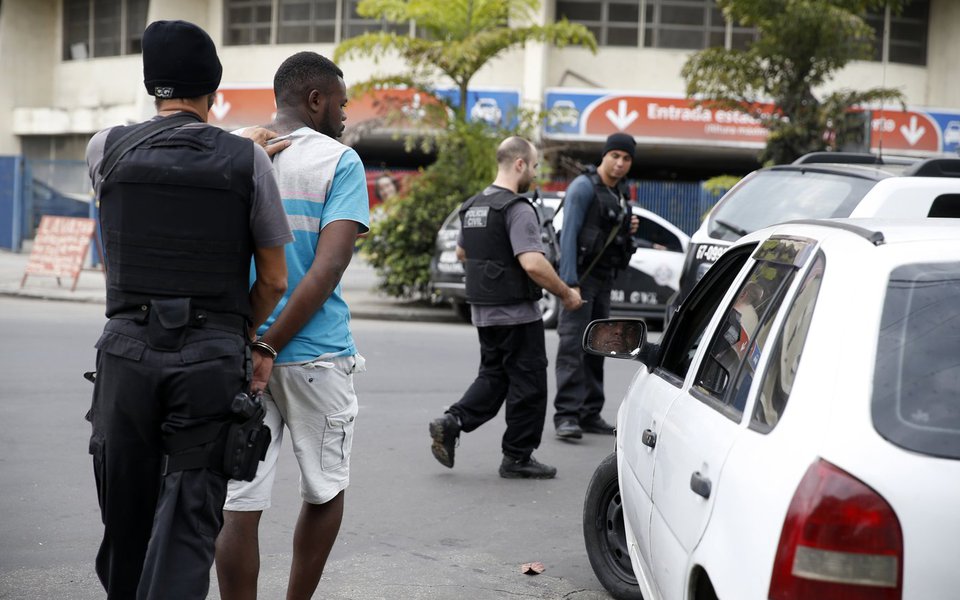 Rio de Janeiro - As Forças Armadas e policiais civis e militares fazem desde a madrugada de hoje (16) uma operação em comunidades de Niterói, na região metropolitana do Rio de Janeiro. (Foto: Tânia Rêgo/Agência Brasil)