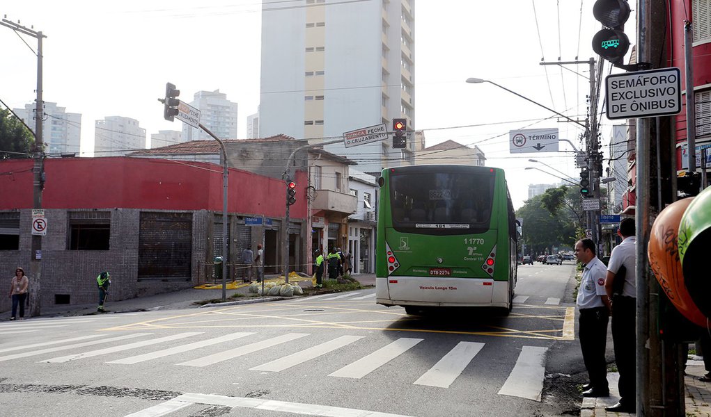 SAO PAULO, 01 DE ABRIL DE 2014. Visita a implantacao do Sistema Queue Jump Local: Esquina da rua Clelia com a rua Tiberio – Lapa FOTO: FABIO ARANTES/SECOM