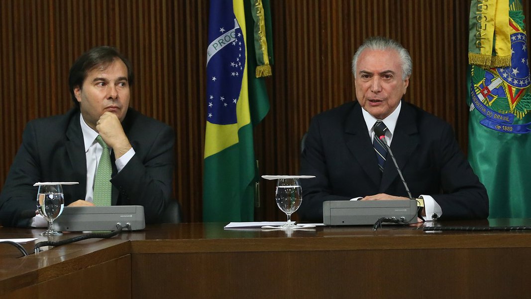 Brasília - O presidente da Câmara dos Deputados, Rodrigo Maia, o presidente Michel Temer, e o ministro do Gabinete de Segurança Institucional, General Sergio Etchegoyen durante reunião sobre o Plano Nacional de Segurança (Antonio Cruz/Agência Brasil)