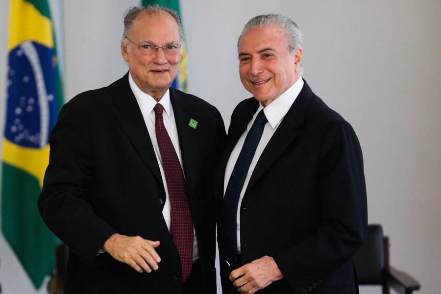 Brasília - O novo ministro da Cultura, Roberto Freire, e o presidente Michel Temer, durante cerimônia de posse no Palácio do Planalto (José Cruz/Agência Brasil)