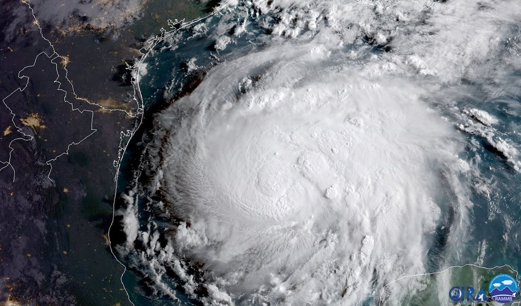 Furacão Harvey é visto na costa do Golfo do Texas, em imagem de satélite 24/08/2017 NOAA/Handout via Reuters