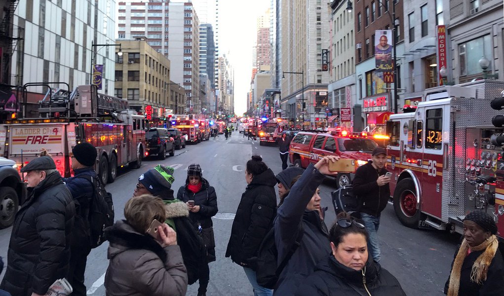Equipes de polícia e bombeiros bloqueiam rua perto do terminal de transportes de Port Authority, em Nova York 11/12/2017 REUTERS/Edward Tobin