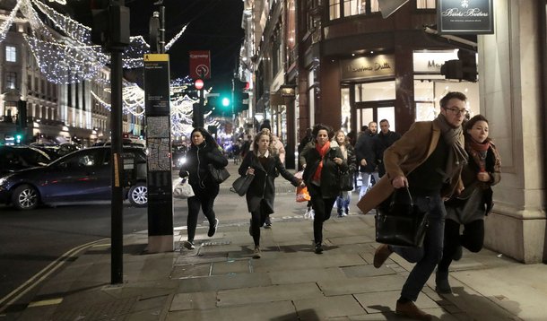 Pessoas correm na Oxford Street em Londres 24/11/2017 REUTERS/Simon Dawson