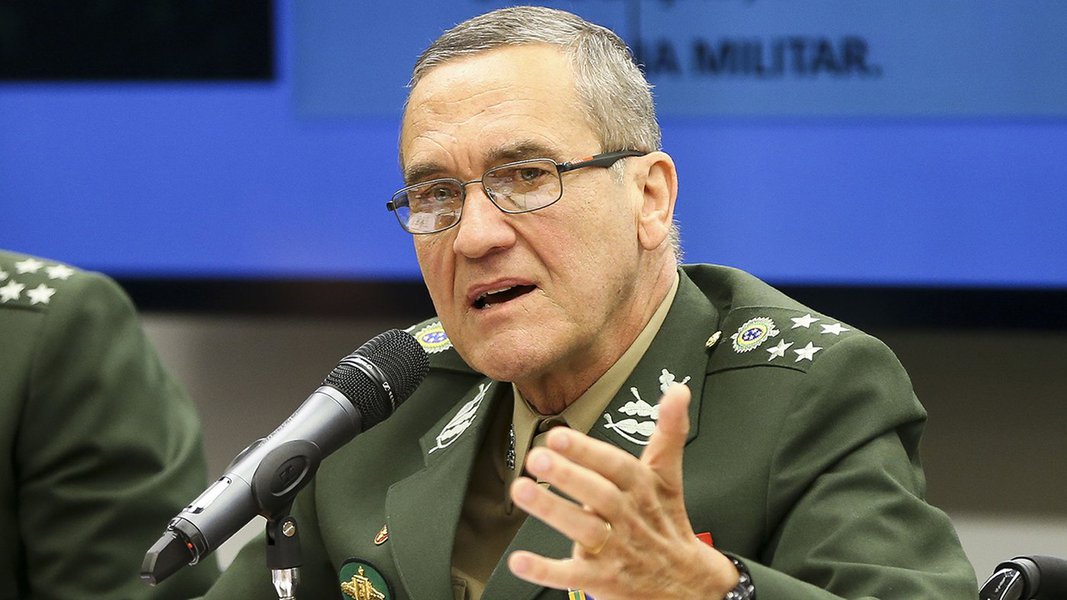 Brasília - O comandante do Exército, general Eduardo Dias da Costa Villas Boas, participa de audiência na Comissão de Relações Exteriores e de Defesa Nacional para debater a situação dos projetos estratégicos das Forças Armadas