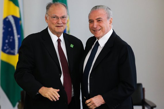 Brasília - O novo ministro da Cultura, Roberto Freire, e o presidente Michel Temer, durante cerimônia de posse no Palácio do Planalto (José Cruz/Agência Brasil)