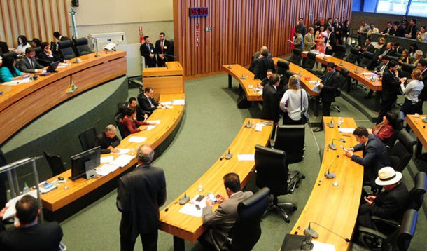 Entre as propostas que tiveram o aval dos deputados nesta quarta (13) estão a criação do ensino médio em tempo integral e mudanças na lei para contratar mais médicos. Foto: Pedro Ventura/Agência Brasília