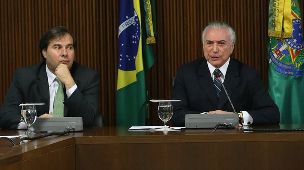 Brasília - O presidente da Câmara dos Deputados, Rodrigo Maia, o presidente Michel Temer, e o ministro do Gabinete de Segurança Institucional, General Sergio Etchegoyen durante reunião sobre o Plano Nacional de Segurança (Antonio Cruz/Agência Brasil)