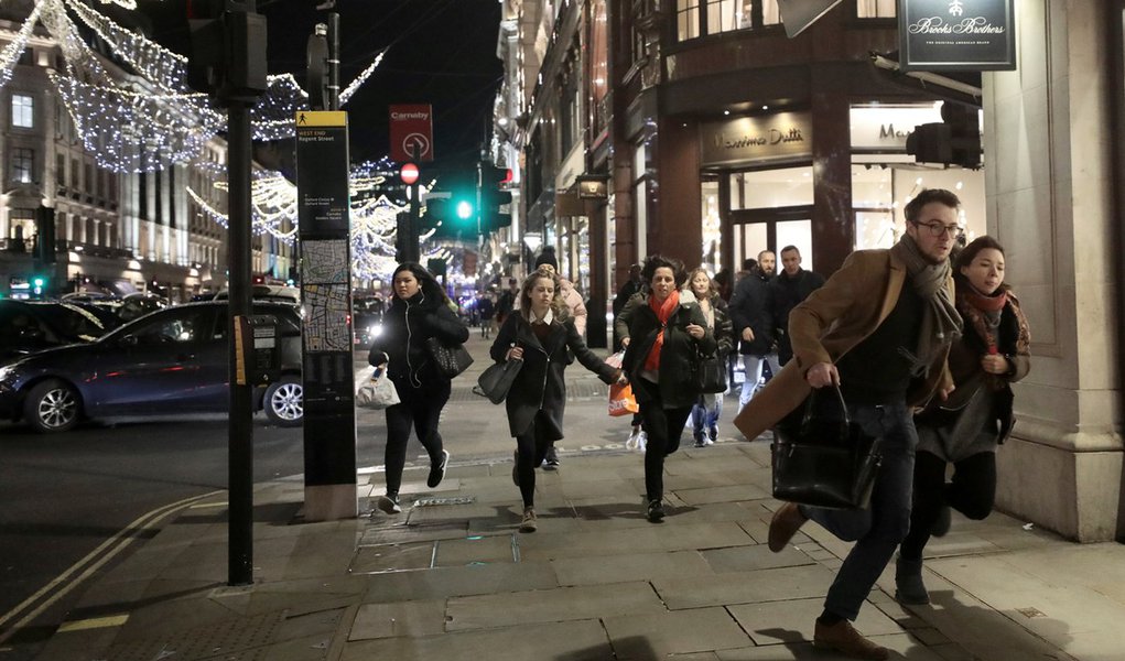 Pessoas correm na Oxford Street em Londres 24/11/2017 REUTERS/Simon Dawson