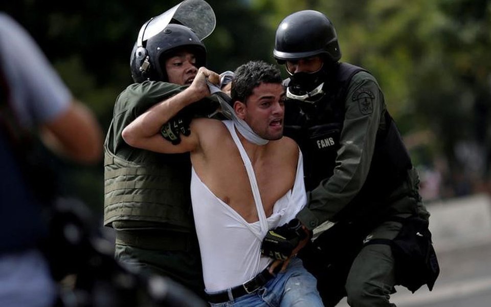 Manifestante é detido durante protesto contra o presidente da Venezuela, Nicolás Maduro, em Caracas 27/07/2017 REUTERS/Ueslei Marcelino