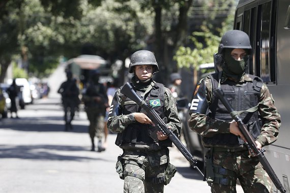 Rio de Janeiro - Operação feita pelas polícias Civil e Militar, com o apoio das Forças Armadas, da Força Nacional de Segurança e da Polícia Federal, no Morro dos Macacos, em Vila Isabel, zona norte do Rio. (Foto: Tânia Rêgo/Agência Brasil)