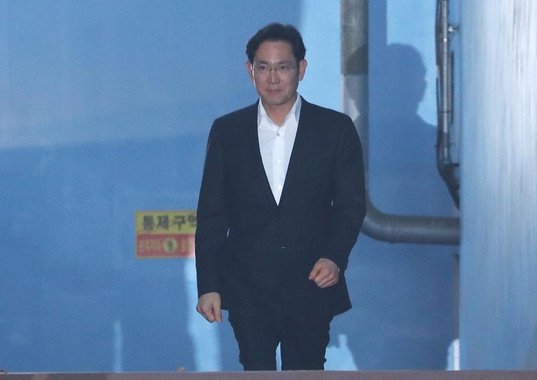 Samsung Electronics Vice Chairman, Jay Y. Lee leaves a court in Seoul, South Korea, February 5, 2018. Lee Ji-eun/Yonhap via REUTERS