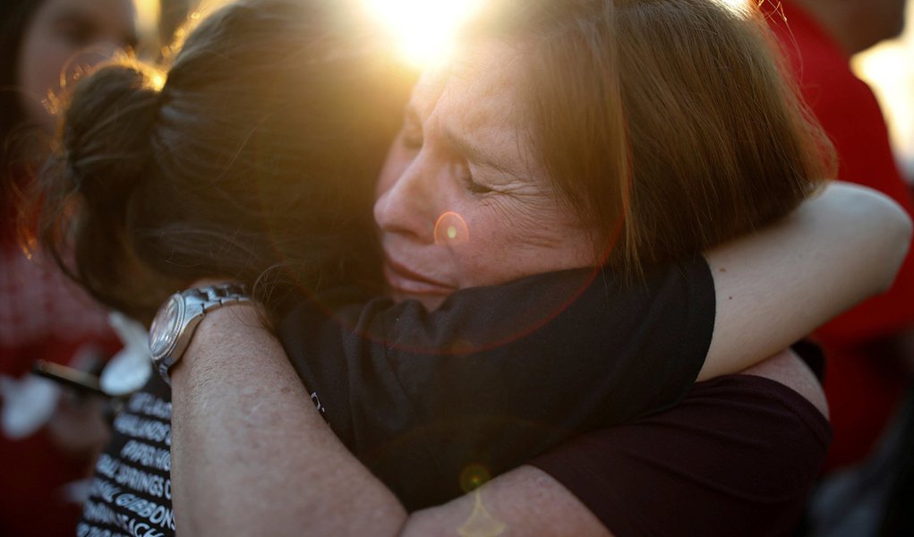 Mulheres reagem durante vigília para vítimas de incidente com tiros em escola na Flórida, Estados Unidos 15/02/2018 REUTERS/Carlos Garcia Rawlins