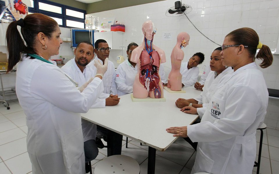 Governo investe na inser��o de cidad�os baianos no mercado de trabalho Na foto: Rosangela Baultar Costa, Professora e coordenadora do curso de enfermagem do CEEP Foto: El�i Corr�a/GOVBA