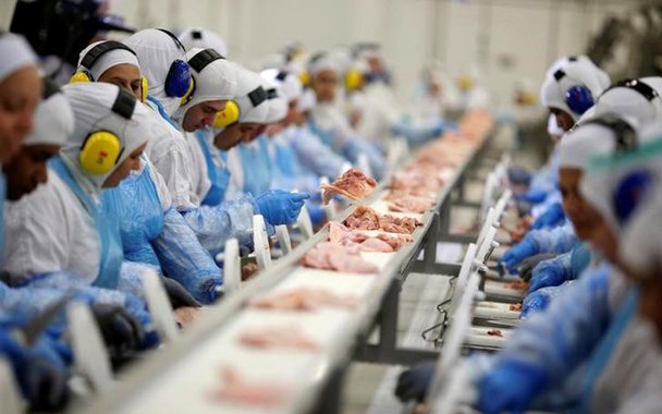 Funcionários trabalham durante visita técnica do ministro da Agricultura, Blairo Maggi, em fábrica da JBS, em Lapa (PR) 21/03/2017 REUTERS/Ueslei Marcelino