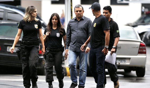 23/11/2017- Rio de Janeiro - O ex-chefe da Casa Civil do governo Sérgio Cabral, Régis Fichtner, chega preso à sede da Polícia Federal Foto: Tânia Rêgo/Agência Brasil