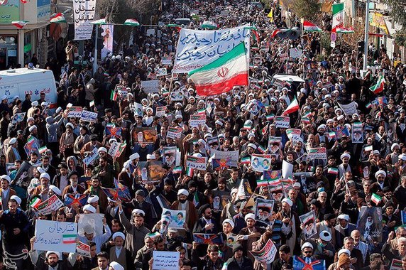 Iranianos participam de manifestação pró-governo no Irã 03/01/2018 Tasnim/Divulgação via REUTERS