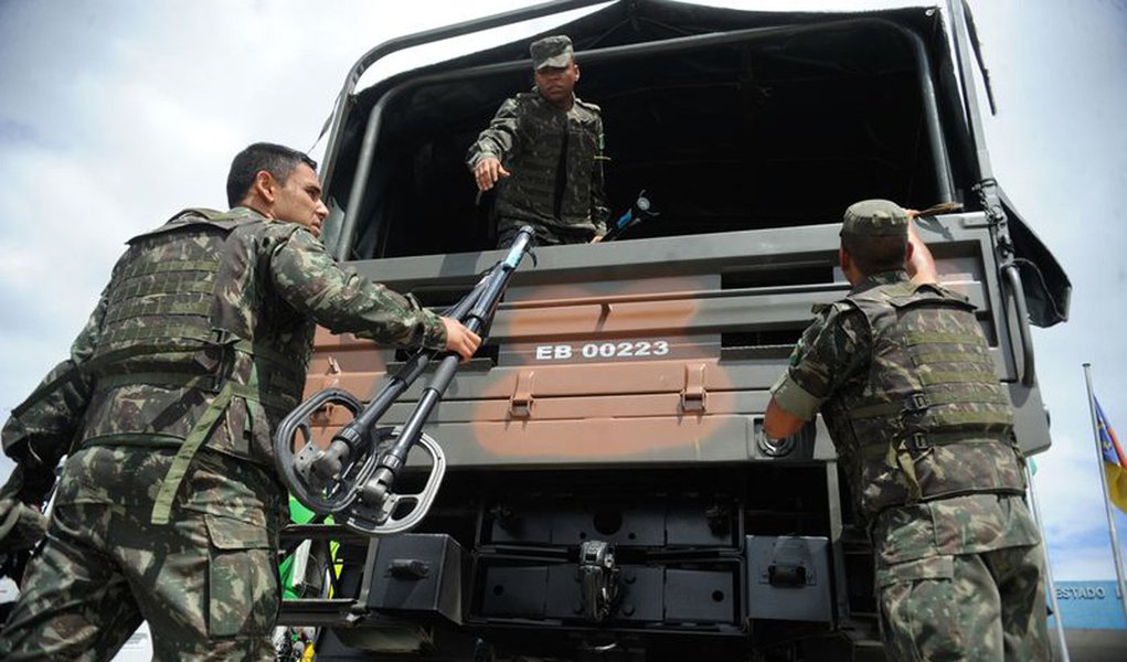 Rio de Janeiro - Militares do 1� Batalh�o de Engenharia de Combate-Escola do Ex�rcito aguardam para entrar no Complexo de Favelas da Mar�, em uma opera��o de buscas a armamentos enterrados por traficantes que agem na comunidade(Tania Rego/Ag�ncia Brasil)