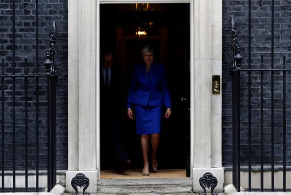 Primeira-ministra britânica, Theresa May, deixa residência oficial na Downing Street a caminho do Palácio de Buckingham, após eleições no Reino Unido. 09/06/2017 REUTERS/Stefan Wermuth