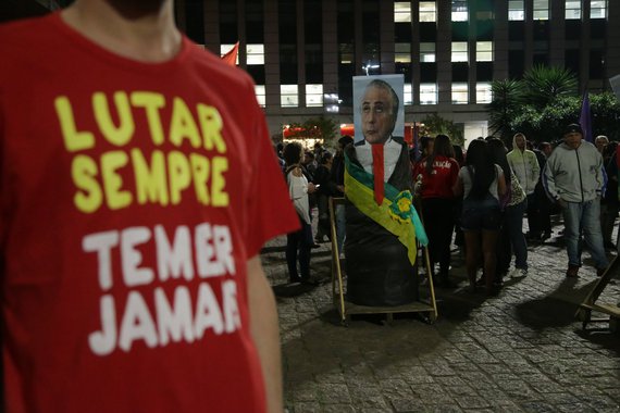 10/07/2017- São Paulo- SP, Brasil- Manifestações contra as reformas de movimentos sociais no centro de São Paulo com o boneco do presidente Michel Temer queimado Foto: Paulo Pinto/ AGPT