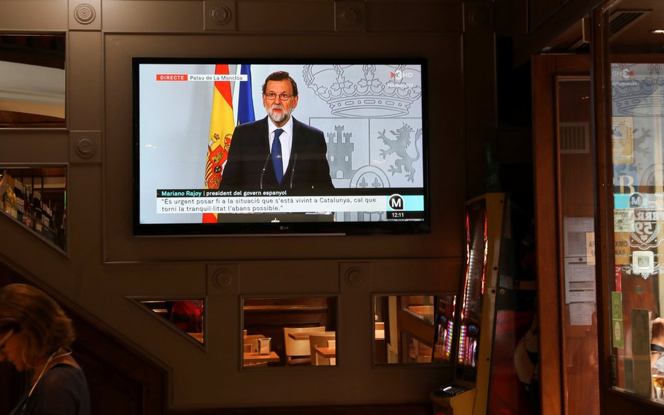 Primeiro-ministro da Espanha, Mariano Rajoy, durante pronunciamento televisionado em bar, em Barcelona 11/10/2017 REUTERS/Susana Vera