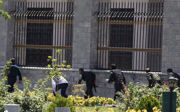 Membros das forças iranianas correm durante ataque ao Parlamento em Teerã. 07/06/2017 Omid Vahabzadeh/TIMA via REUTERS