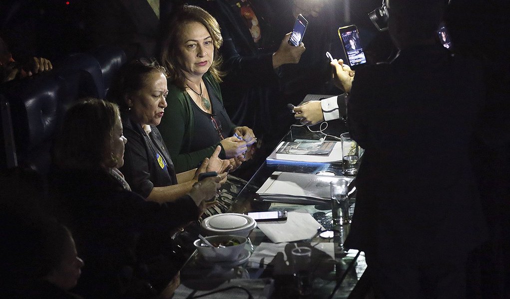 Brasília - Impedido de presidir votação da reforma trabalhista, Eunício suspende sessão.A decisão foi tomada depois que a senadora Fátima Bezerra (PT - RN), que conduzia os trabalhos, se negou a dar o assento da presidência da sessão a Eunício. 